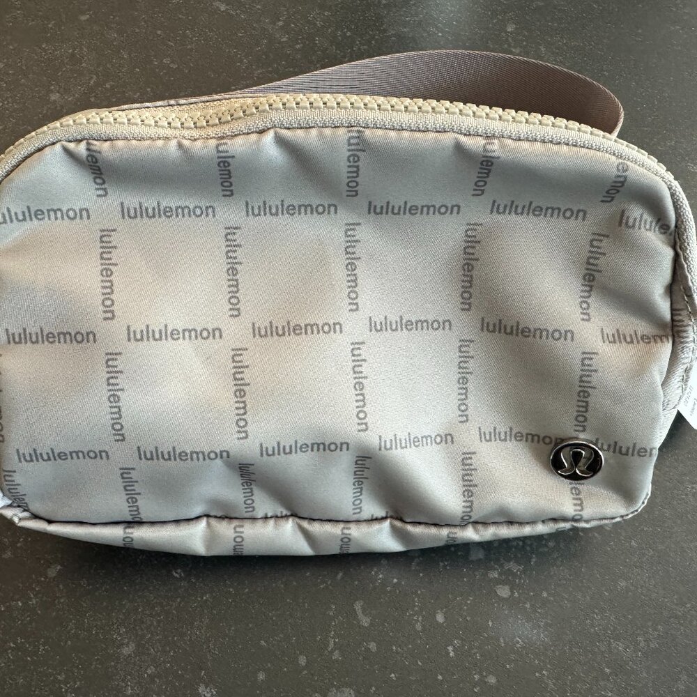 Lululemon Everywhere Belt Bag Volume 1L